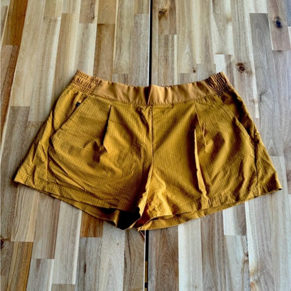 *SHOP CLOSING 4/26* Athleta Textured Brooklyn Shorts Tuscan Gold 14